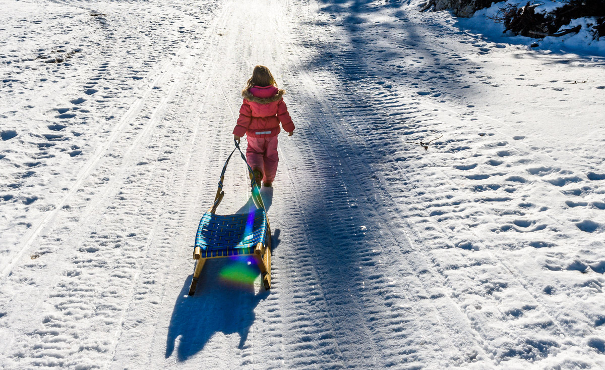 Aktiver Winterurlaub - Rodeln mit Ihrem Kind in Österreich - copyright Shutterstock.com