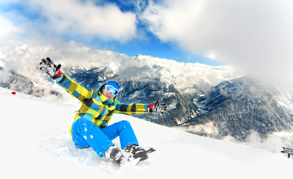 Rodelspaß im Skiurlaub in Österreich - Rodeln und Schlittenfahren mit Freunden - copyright Shutterstock.com