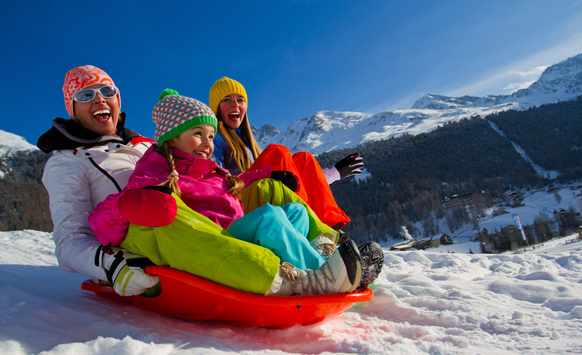 Unvergessliche Momente im Winterurlaub - Rodeln mit den Kindern - copyright Shutterstock.com
