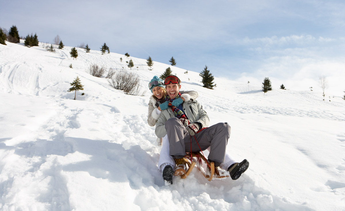 Pärchenurlaub im Ski-Hotel und Chalet an der Piste - Romantisches Schlitten fahren in Österreich - copyright Shutterstock.com
