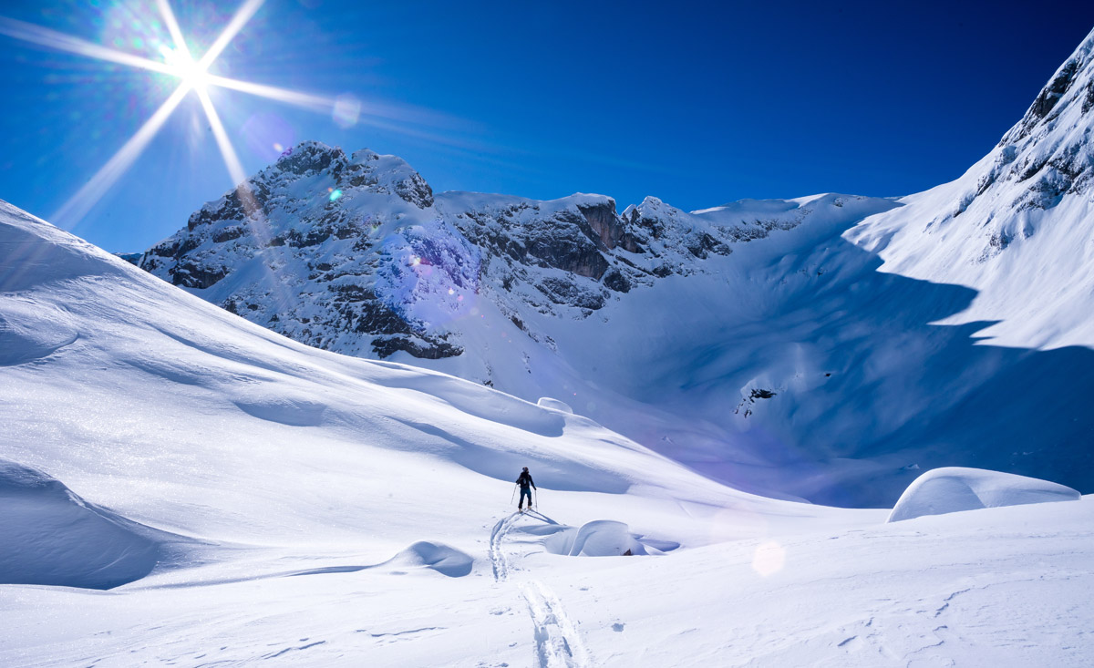 Skitouren gehen in den österreichischen Bergen - Aktiver Winterurlaub im Ski-Hotel und Chalet an der Piste - copyright Shutterstock.com