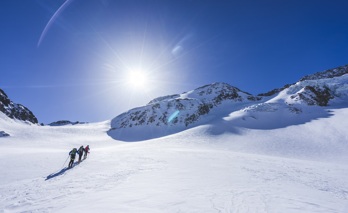 Traumhafte Bergmomente und Skitouren in Österreich - Skitour im Winterurlaub - copyright Shutterstock.com