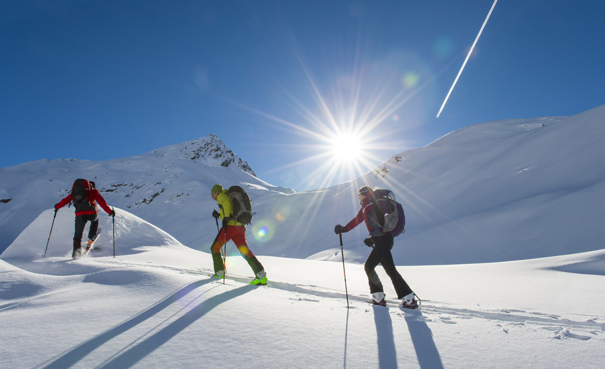 Erkunden Sie Neues und ziehen Sie als Erstes Ihre Spuren in den unverspurten Hang - Skitouren in Österreich - copyright Shutterstock.com