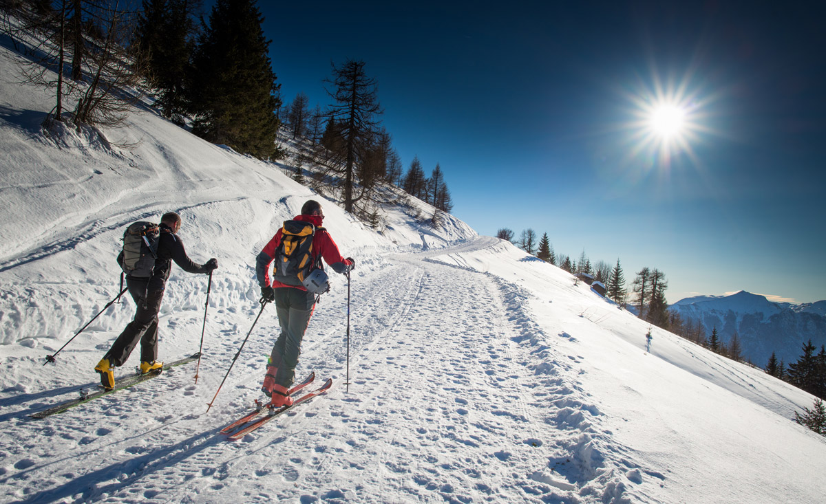 Zeit mit Freunden - Skitouren gehen im Winterurlaub in Österreich - copyright Shutterstock.com