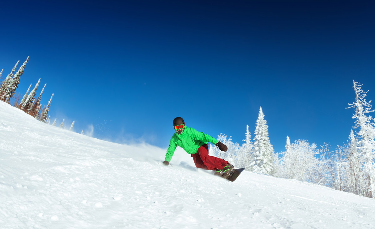 Snowboarden im Ski-Urlaub in Österreich - Aktiver Winterurlaub im Ski-Hotel und Chalet an der Piste - copyright Shutterstock.com
