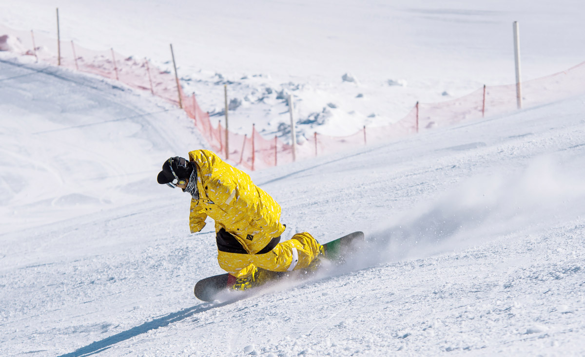 Snowbaorden in Österreich - Raceboarden, Slopestyle und Tricks im Funpark - copyright Shutterstock.com