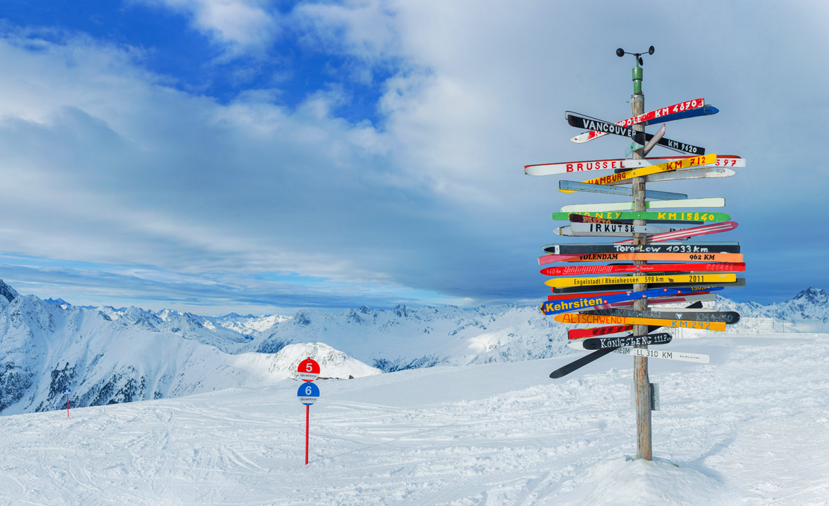 Winterwandern im Skiurlaub in Österreich - Schneeschuhwandern und Skifahren - copyright Shutterstock.com