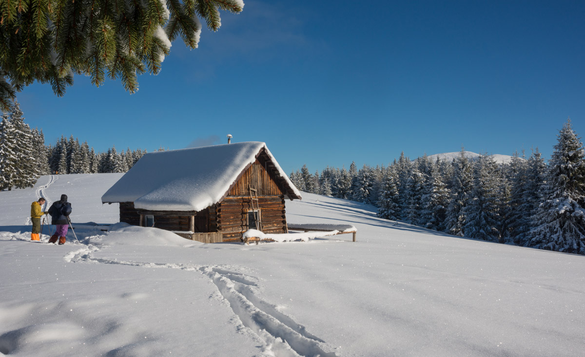 Wandern in einer beeindruckenden Winterlandschaft - Aktiv-Winterurlaub in Österreich - copyright Shutterstock.com