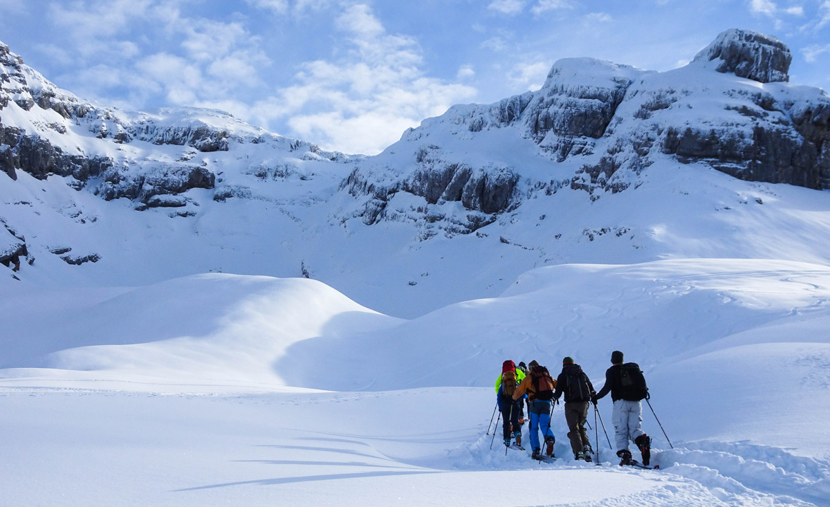 Schneeschuhwandern mit der Familie und mit Freunden in Österreich - Winterurlaub Austria - copyright Shutterstock.com