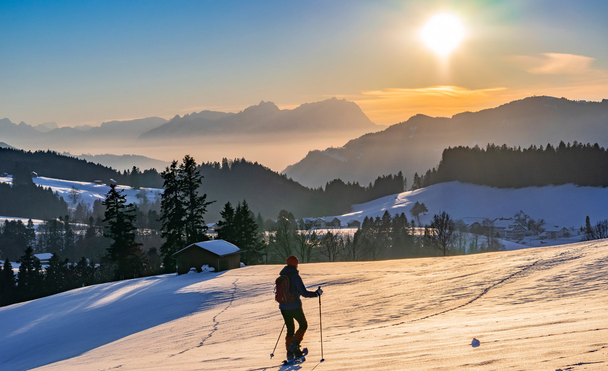 Schnee, Sonne und Wandern - Winterurlaub im Chalet und Ski-Hotel in Österreich - copyright Shutterstock.com