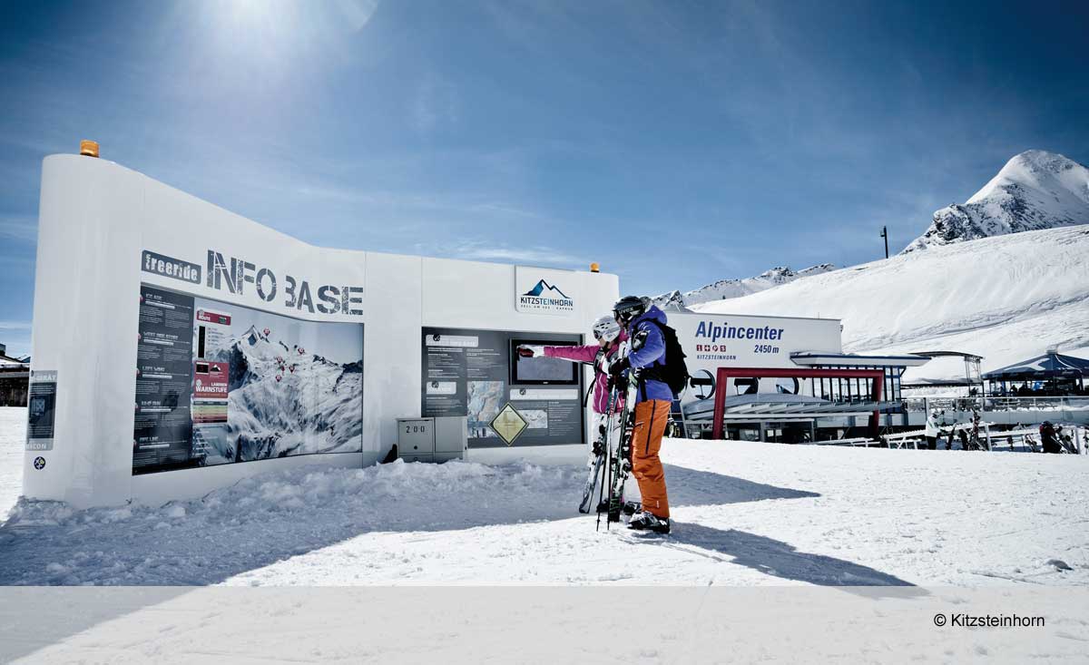 Skifahrer bei der Info Base im Skigebiet Kitzsteinhorn im Salzburger Land