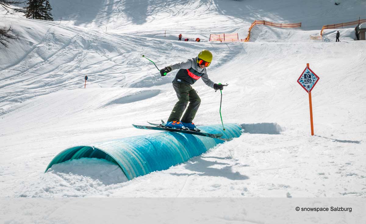 Freestyle Skifahrer im Skigebiet Snow Space Salzburg