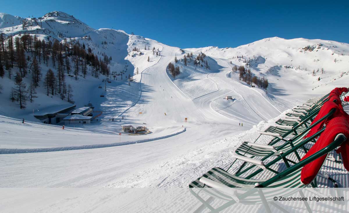 Gemütliche Liegen mit Ausblick über die top Pisten im Skigebiet Zauchensee im Salzburger Land