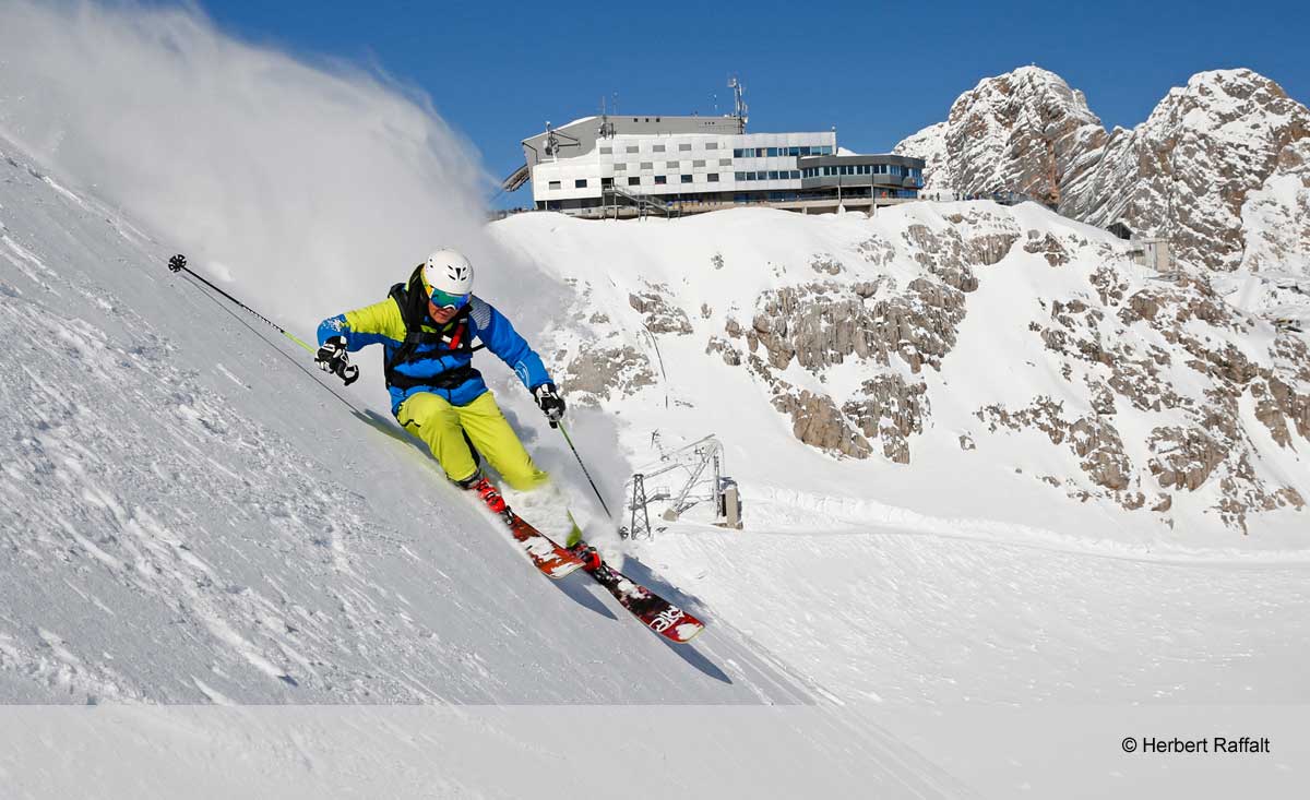 Rasanter Downhill im Skigebiet Dachstein-Gletscher in der Steriermark