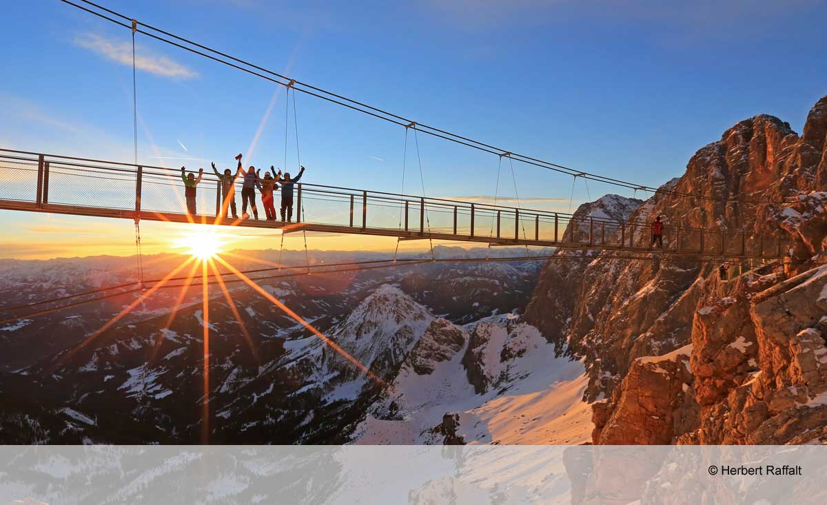 Tolle Aussicht auf einer Hängebrücke im Skigebiet Dachstein-Gletscher in der Steiermark