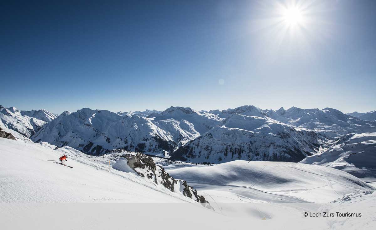 Wunderschönes Panorama beim Skifahren im Skigebiet Lech-Zürs