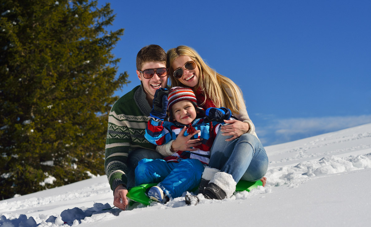 Winterurlaub mit dem Kind in Österreich - Skifahren und Familienzeit - copyright Shutterstock.com