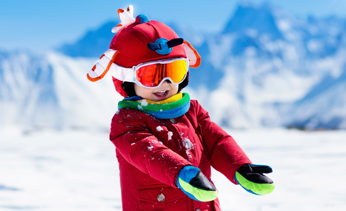 Glückliche Kinder beim Skifahren in Österreich - Skifahren mit dem Kind - copyright Shutterstock.com
