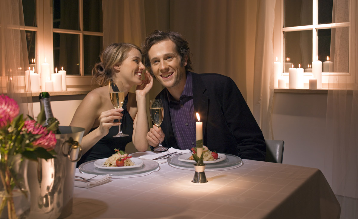 Romantisches Abendessen im Skiurlaub - Romantikurlaub im Ski-Hotel in Österreich - copyright Shutterstock.com