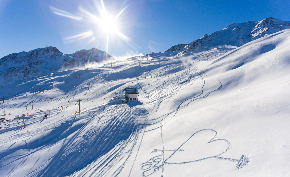 Einzigartige Liebesbeweise im Skiurlaub - Romantisches Skifahren in Österreich - copyright Shutterstock.com