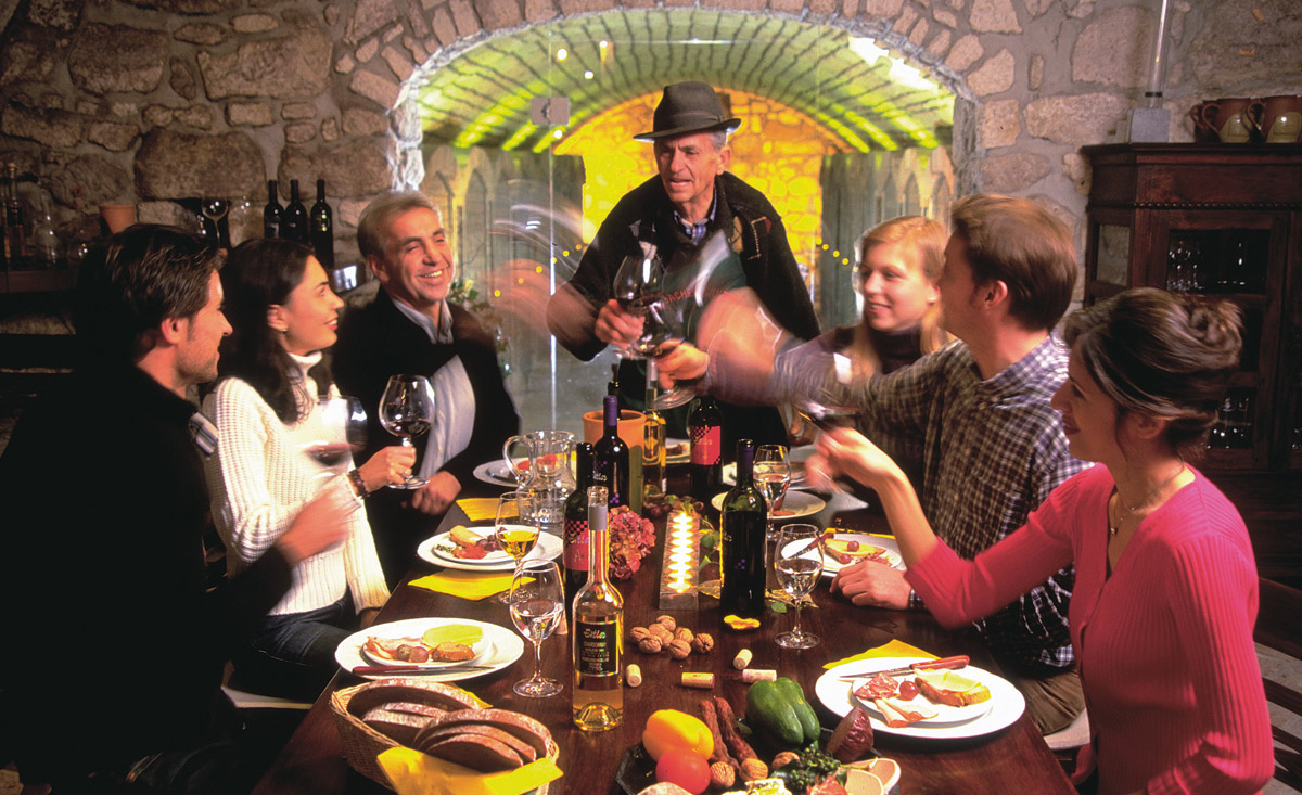 Wein und kulinarischer Genuss - Skiurlaub ohne Kinder in Österreich - copyright Shutterstock.com