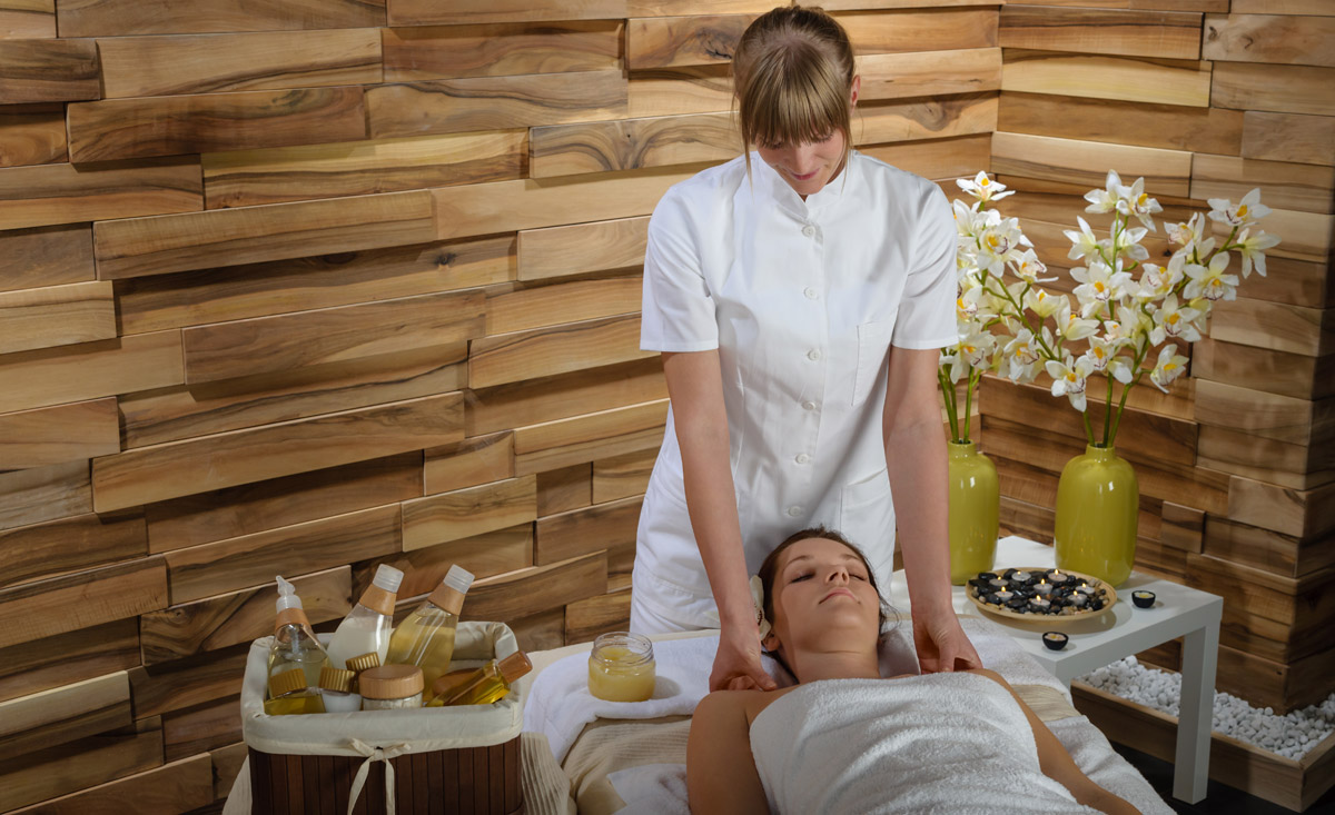 Massagen und Beauty-Behandlungen im Skiurlaub - Wellness-Skiurlaub Austria - copyright Shutterstock.com